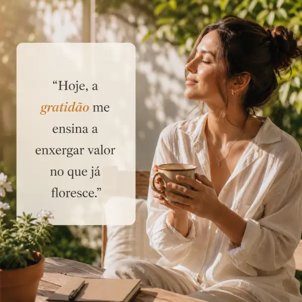 57 frases de gratidão para status: compartilhe reconhecimento em poucas palavras 3 Mulher com caneca em ambiente iluminado e frase de gratidão sobre enxergar valor no que já floresce.